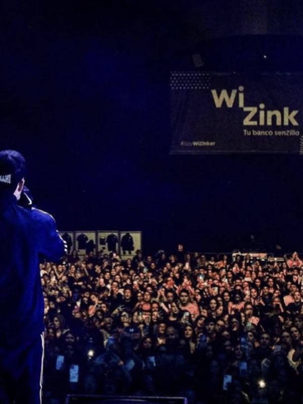Concierto de un artista de AMM Globality ante el público